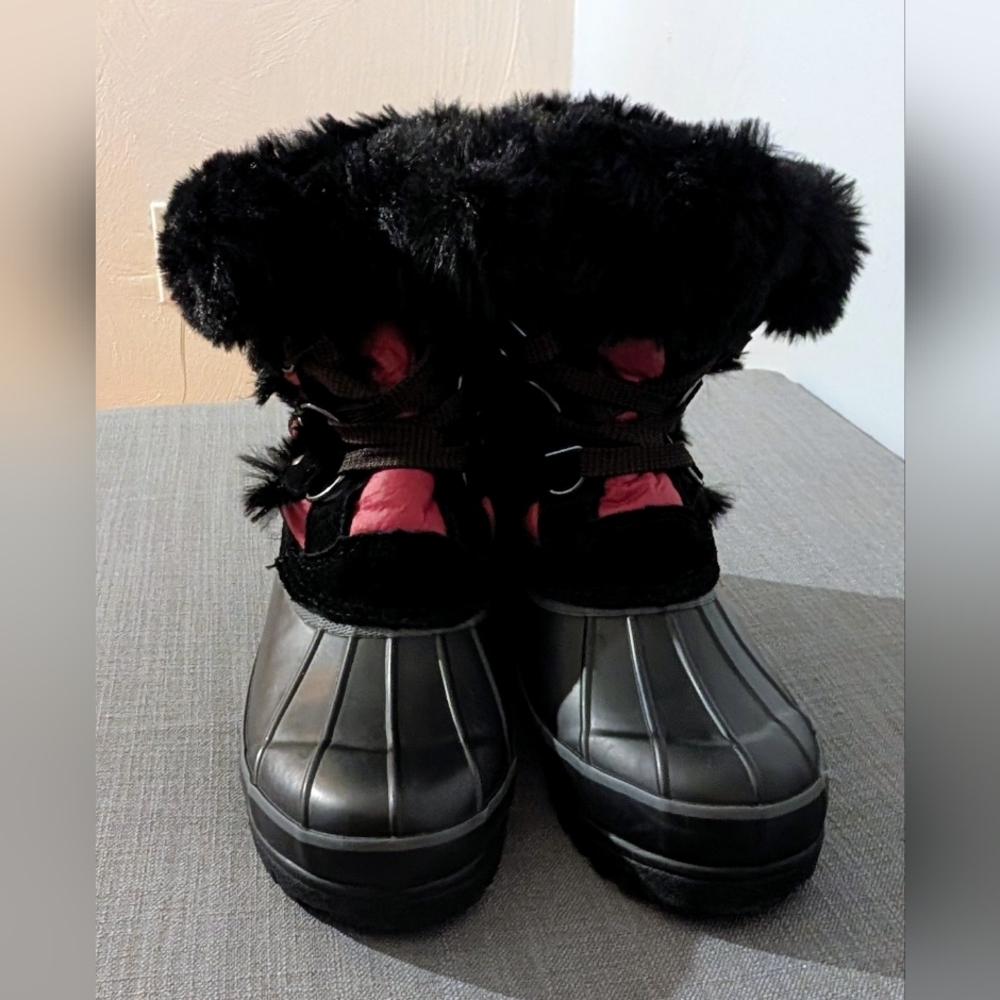 Canada Weather Gear Snow Boots, black/red w/faux fir lining & trim, size 6